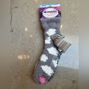 NWT 2 pr Aromasoles Lavender Infused Socks: moisturizing & soothing! Sachet too!